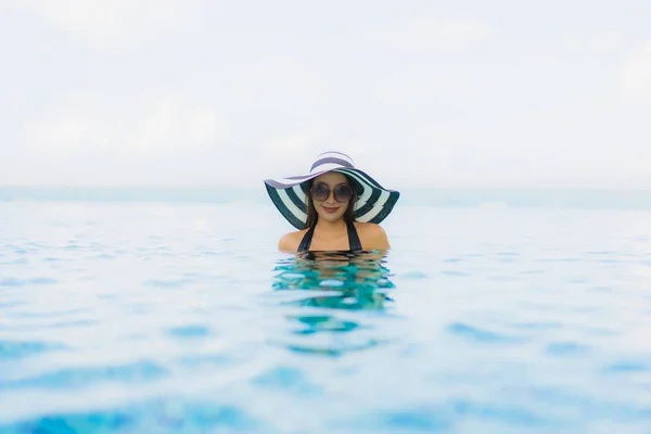 Retrato bonito jovem asiático mulheres feliz sorriso relaxar ao ar livre s — Fotografia de Stock