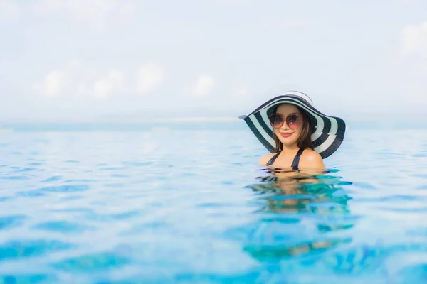 Porträt schöne junge asiatische Frauen glücklich lächeln entspannen im Freien s — Stockfoto