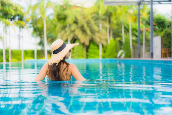 Retrato hermosa joven asiático mujeres feliz sonrisa relajarse al aire libre s — Foto de Stock