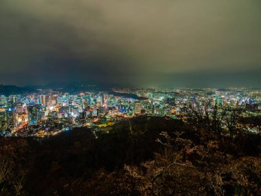 Geceleri Seoul şehir etrafında bina güzel mimari