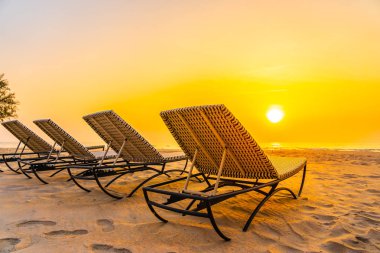 Sunris tropikal doğa plaj ve okyanus denizinde Boş sandalye