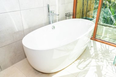 Beyaz lüks küvet banyo iç dekorasyonda