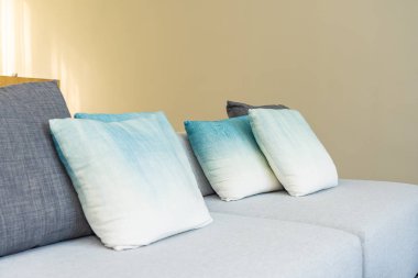 Kanepe sandalyede rahat yastık