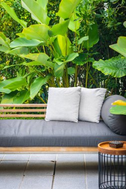 Kanepe sandalyede rahat yastık