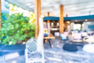 Otel lobisinin içi bulanık.