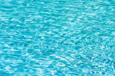 Soyut ve yüzey havuzu suyu, güneş ışığının geri çekilmesiyle yansır