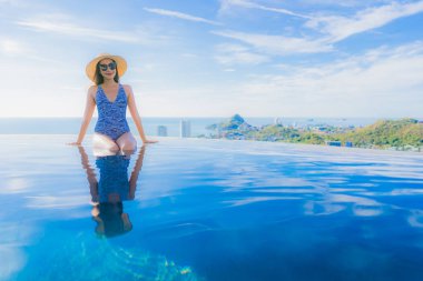 Asyalı genç gülümsemek güzel kadın portre mutlu dinlenmek