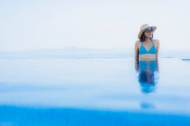 Güzel Asyalı genç kadınların portresi mutlu bir gülümseme açık havada rahatla