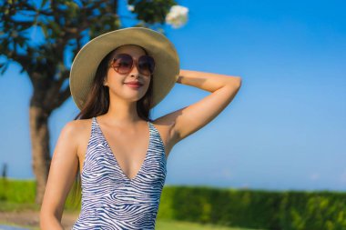 Güzel Asyalı genç kadınların portresi mutlu bir gülümseme açık havada rahatla