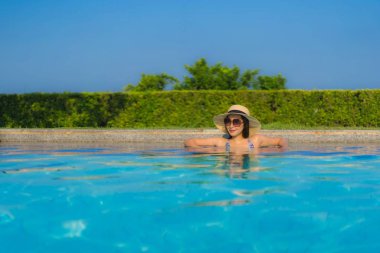 Güzel Asyalı genç kadınların portresi mutlu bir gülümseme açık havada rahatla