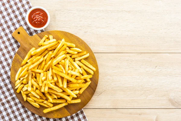 Batatas fritas com molho de tomate ou ketchup — Fotografia de Stock