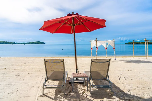 Vackra utomhus tropiska stranden havet med paraply stol a — Stockfoto