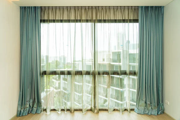 Belle décoration de fenêtre et rideau intérieur — Photo