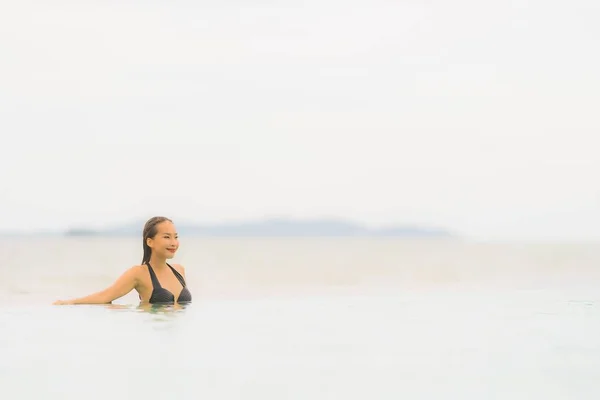 Portrait beautiful young asian woman wear bikini around swimming — Stock Photo, Image