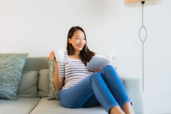 Retrato hermosa joven asiático mujeres leyendo libro con café cu — Foto de Stock