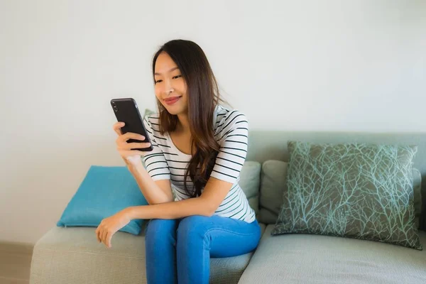 Porträt schöne junge asiatische Frau mit oder reden Handy pho — Stockfoto
