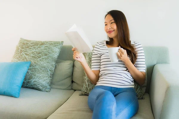 Retrato hermosa joven asiático mujeres leyendo libro con café cu — Foto de Stock