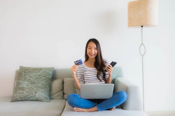 Portrait beautiful young asian women with credit card mobile pho — Stock Photo, Image