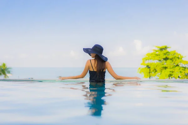 Porträt schöne junge asiatische Frauen glücklich lächeln entspannen im Freien s — Stockfoto