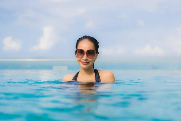 Retrato bonito jovem asiático mulheres feliz sorriso relaxar ao ar livre s — Fotografia de Stock