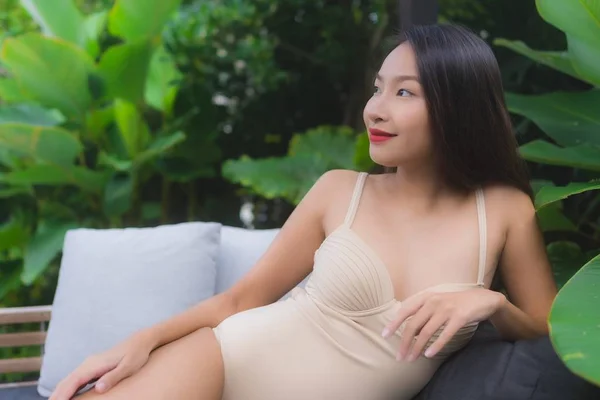 Porträtt vackra unga asiatiska kvinnor glad leende koppla av utomhus s — Stockfoto
