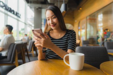 Kafe ve kafe 'de güzel Asyalı kadınların portresi.