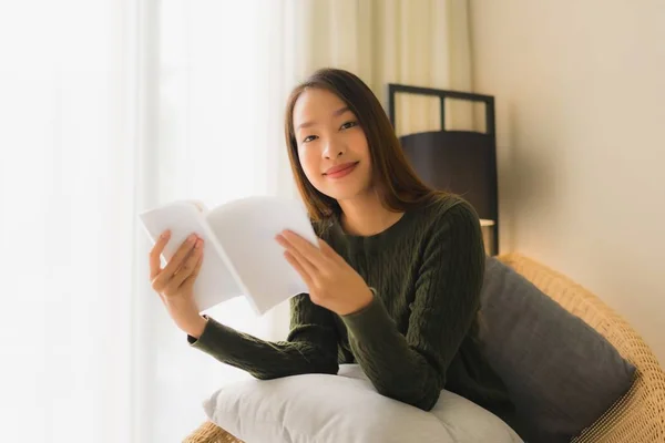 Ritratto belle giovani donne asiatiche leggere libro e seduta su — Foto Stock