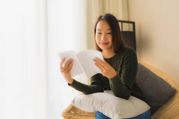Portré gyönyörű fiatal ázsiai nők olvasás könyv és ül a — Stock Fotó