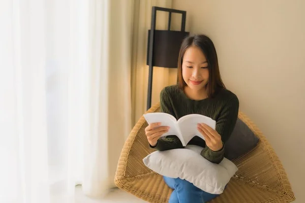 Ritratto belle giovani donne asiatiche leggere libro e seduta su — Foto Stock