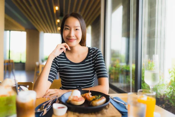 Retrato hermosa joven asiático mujeres sonrisa feliz en restaurante un —  Fotos de Stock