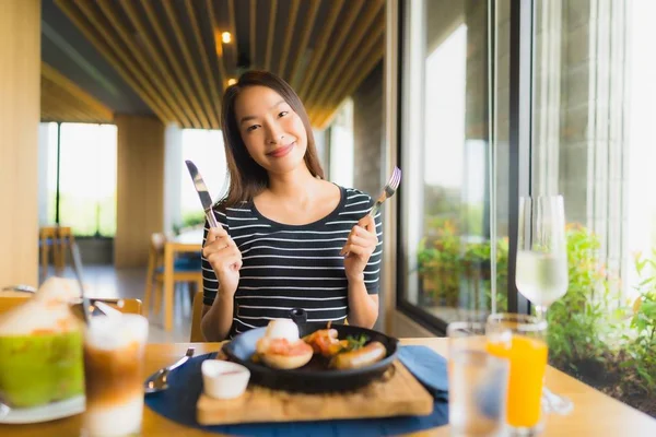 Portret piękne młode azjatyckie kobiety uśmiech szczęśliwy w restauracji a — Zdjęcie stockowe