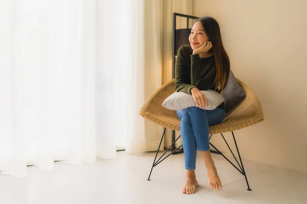 Porträtt vackra unga asiatiska kvinnor glad leende koppla av sitter o — Stockfoto