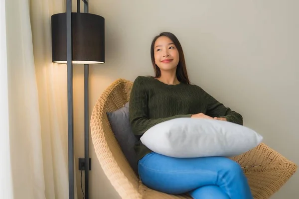 Retrato bonito jovem asiático mulheres feliz sorriso relaxar sentado o — Fotografia de Stock