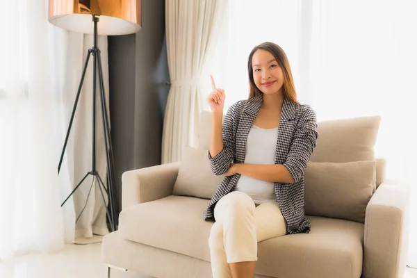 Retrato hermosa joven asiático mujeres feliz sonrisa relajarse sentado o — Foto de Stock