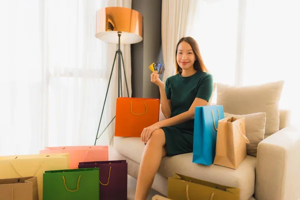 Retrato hermosa joven asiático mujeres utilizando ordenador portátil o sm — Foto de Stock