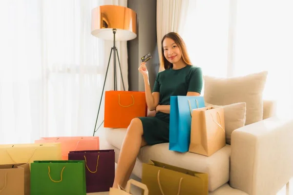 Retrato hermosa joven asiático mujeres utilizando ordenador portátil o sm — Foto de Stock