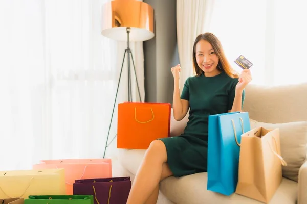 Retrato hermosa joven asiático mujeres utilizando ordenador portátil o sm — Foto de Stock