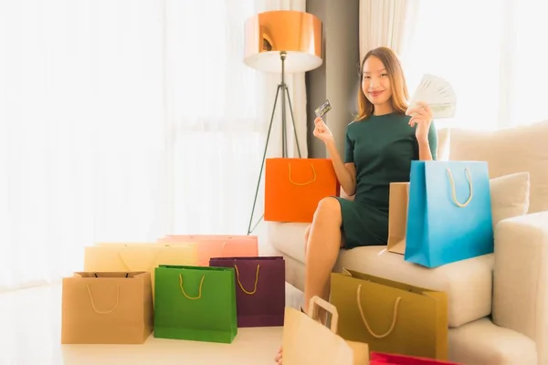 Retrato hermosa joven asiático mujeres utilizando ordenador portátil o sm —  Fotos de Stock