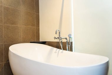 Güzel, lüks, beyaz küvet dekorasyonu.