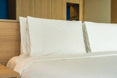 Yastık ve battaniye yatağın üzerinde, içinde lamba süslemesi var.