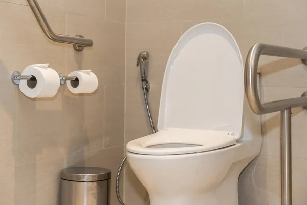 Bílá záchodová miska a dekorace sedáku v koupelně — Stock fotografie
