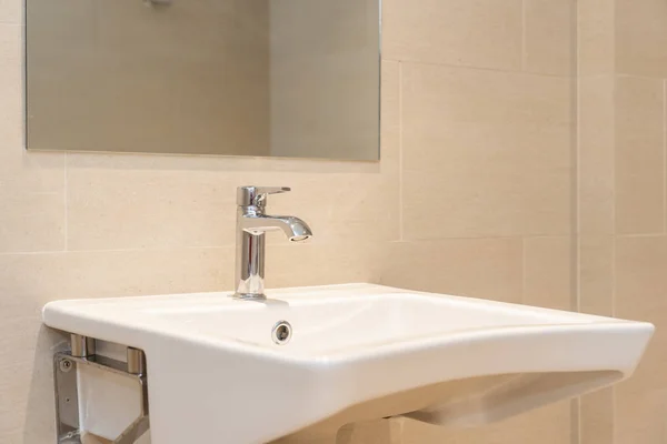 Белая раковина с водой и декор в ванной комнате — стоковое фото