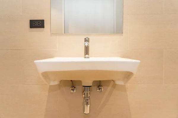 Lavatório branco com decoração de torneira de água no banheiro — Fotografia de Stock