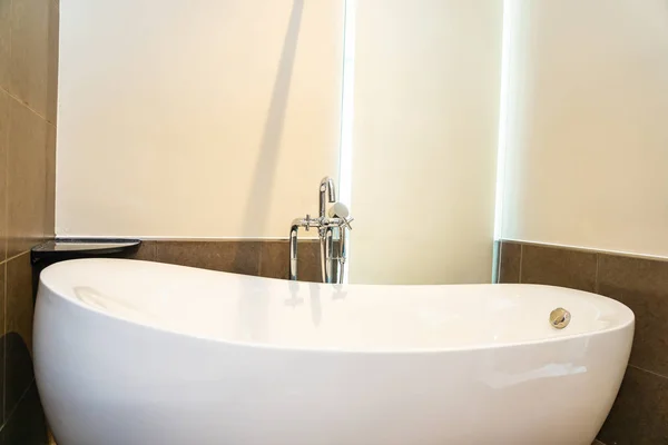 Красивый роскошный интерьер с белой ванной — стоковое фото
