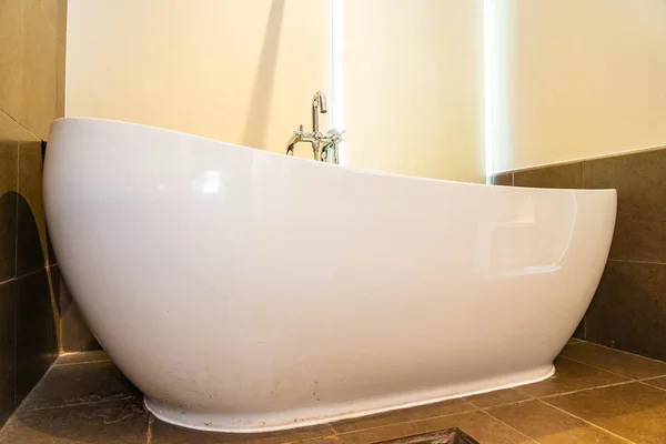 Hermoso lujo bañera blanca decoración interior —  Fotos de Stock