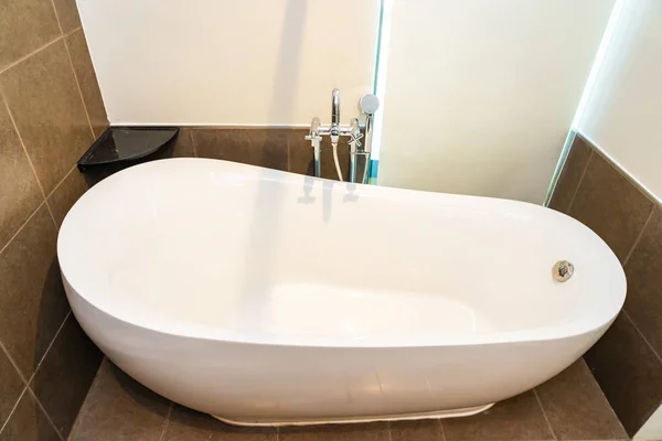 漂亮的豪华白色浴缸装饰内部 — 图库照片
