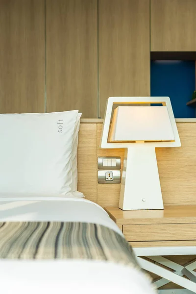 Kissen und Decke auf dem Bett mit Licht Lampe Dekoration Interieur — Stockfoto
