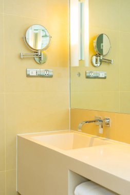 Banyoda musluk desenli beyaz lavabo.