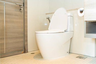Banyo içindeki klozet kapağı.