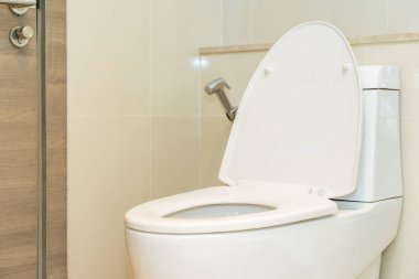 Banyo içindeki klozet kapağı.